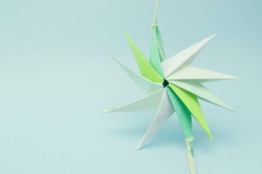 yıldız şekilli kağıt origami seçici odak ile ucunda bir iplik ile bağlı