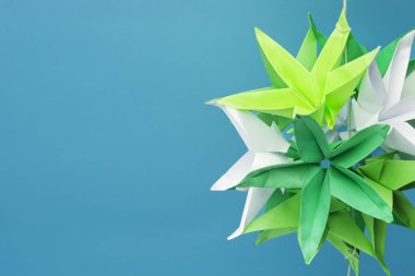 Kopyalama alanı ve seçici odaklı yeşil ve beyaz origami yıldız çiçekleri