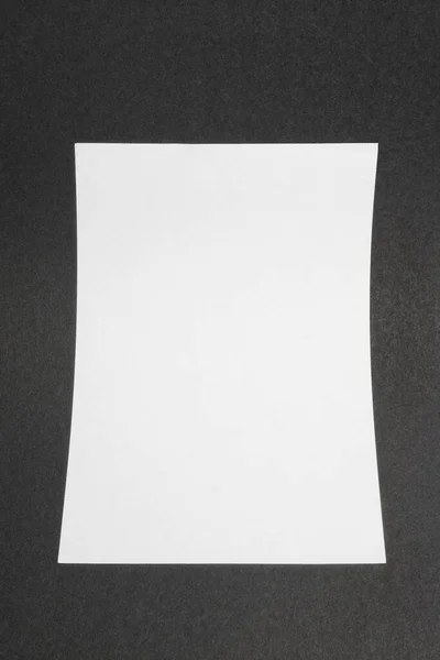 黒の質感の垂直ホワイトA4サイズの紙 — ストック写真