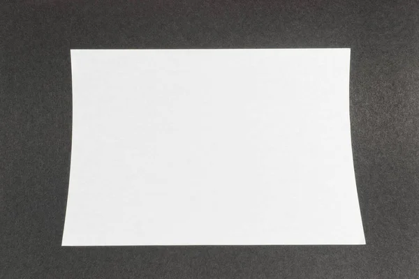 黒の質感の背景に白いA4サイズの紙 — ストック写真