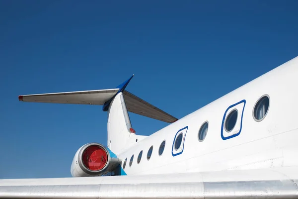Repülőgép Törzs Egy Része Motorral Farokkal Kék Ellen — Stock Fotó