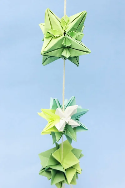 Zbliżenie Abstrakcyjny Kształt Zielony Papier Origami Obiektów Nici Selektywnym Naciskiem — Zdjęcie stockowe