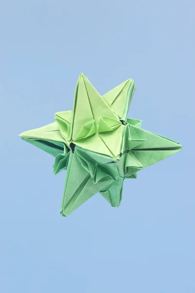 Closeup Origami Papel Verde Forma Abstrata Isolado Contra Fundo Azul — Fotografia de Stock