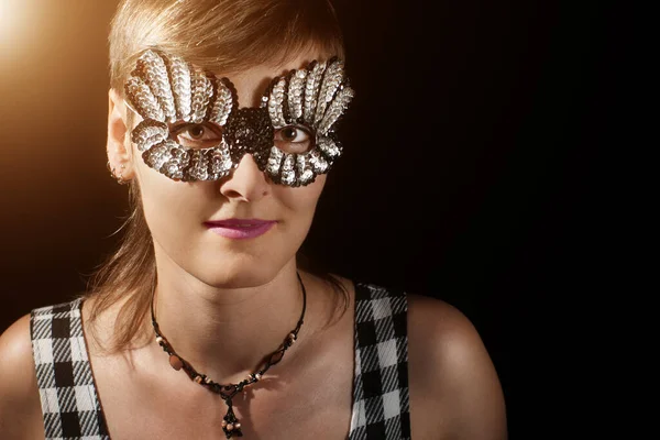 Vrouw Met Glitter Masker Tegen Zwarte Achtergrond Met Lichtflare Kopieer — Stockfoto