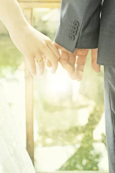 Detailní Záběr Nevěsty Ženicha Ruce Proti Rozmazané Slunné Pozadí — Stock fotografie