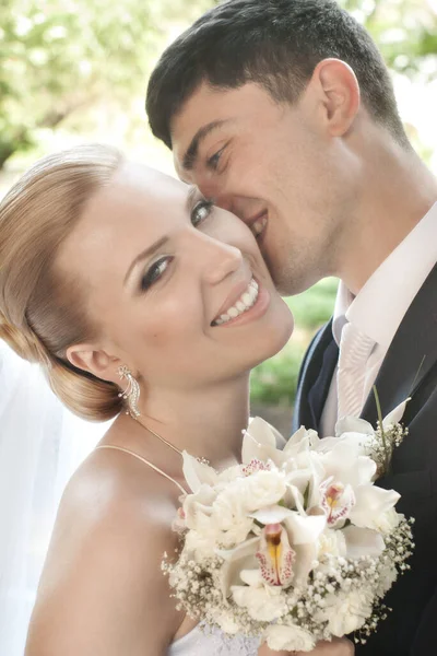 Glückliche Braut Die Von Bräutigam Mit Selektivem Fokus Auf Die — Stockfoto