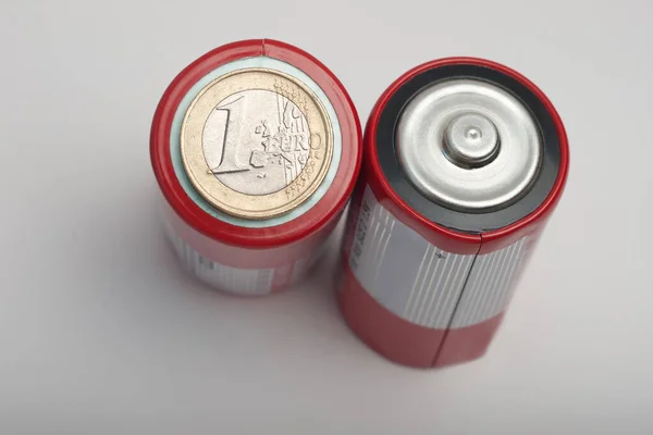 Zarysował Monetę Euro Stronie Baterii Dużego Rozmiaru Rozmazanym Tle — Zdjęcie stockowe