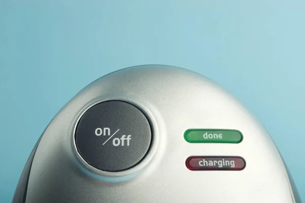 버튼과 파란색 배경에 지표가 배터리 충전기의 — 스톡 사진