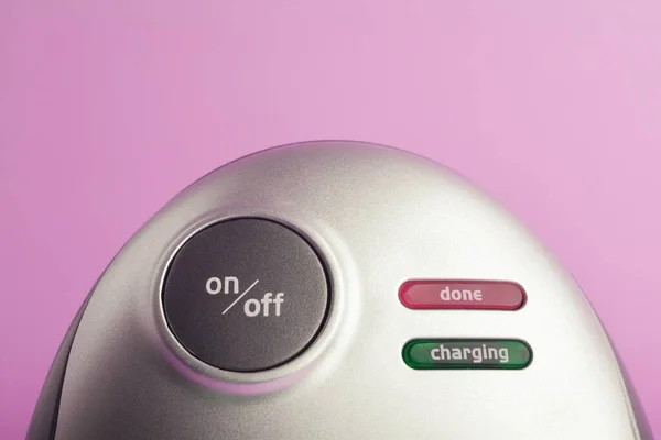 電源ボタン付きバッテリ充電器の一部と紫の背景に対するインジケータ — ストック写真