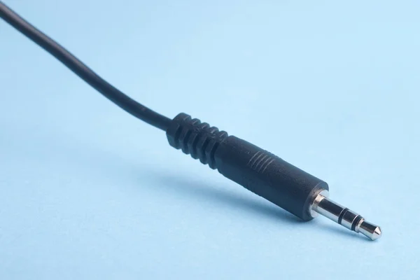 Closeup Áudio Mini Jack Plug Fundo Azul Com Foco Seletivo — Fotografia de Stock