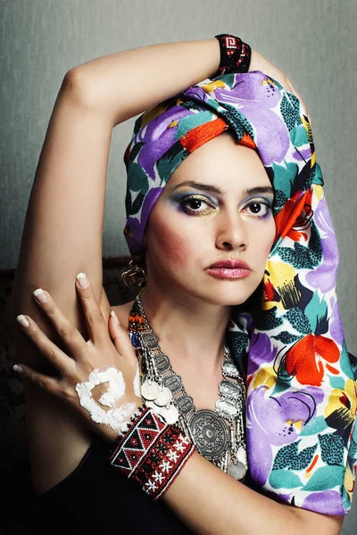 Ritratto Moda Giovane Donna Etnica Con Vivace Sciarpa Testa Bracciale — Foto Stock