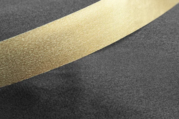 Goldenes Band Auf Schwarzer Textilstruktur Mit Selektivem Fokus Der Mitte Stockbild