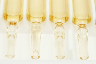 Seçici odaklı dört sarı ampule yakın çekim