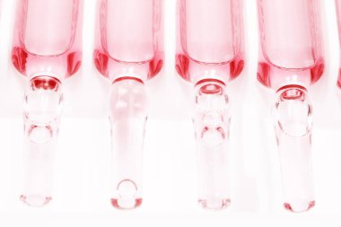 Seçici odaklı dört kırmızı ampul yakın plan