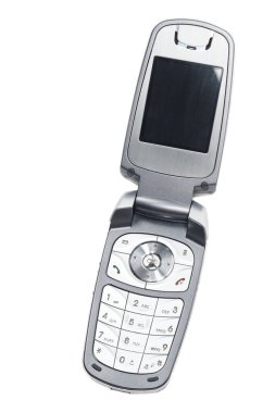 Beyaz arkaplanda gümüş deniz kabuğu cep telefonu kullanılıyor
