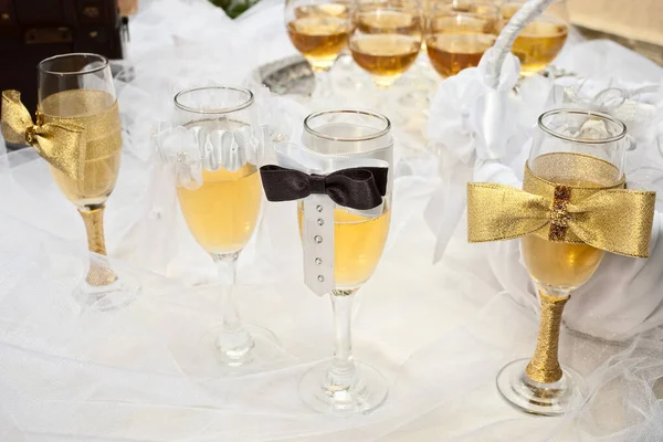 Brille Für Braut Und Bräutigam Auf Mit Hochzeitsschleier Dekoriertem Tisch — Stockfoto