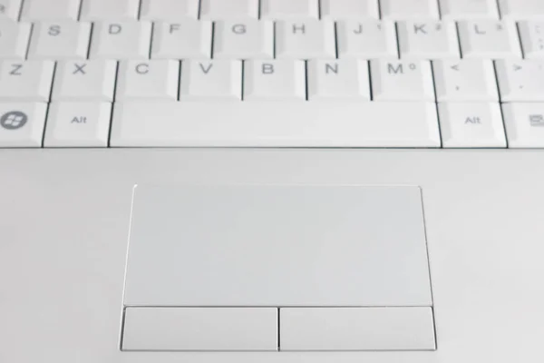 Zbliżenie Białej Klawiatury Laptopa Touchpada Selektywną Ostrością — Zdjęcie stockowe
