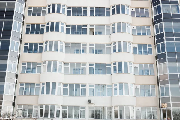 Nouvelle Façade Immeuble Plusieurs Étages Avec Balcons Vitrés — Photo