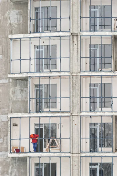 Construção Edifício Sem Terminar Com Trabalhador Olhando Para Baixo — Fotografia de Stock