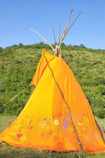 Wigwam Naranja Con Dibujos Hippies Contra Colina Verde Cielo Azul — Foto de Stock
