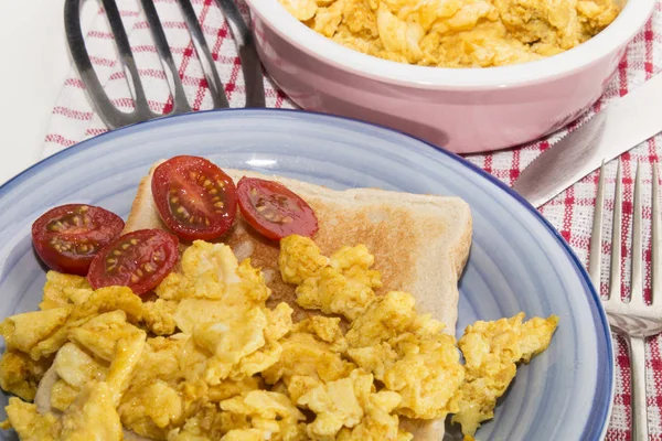 Κωδικοποιημένα Βιολογικά Αυγά Τοστ Και Φέτες Ντομάτες Δαμάσκηνο — Φωτογραφία Αρχείου
