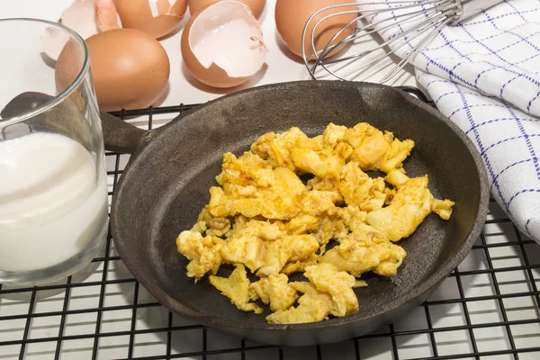 鋳鉄鍋や泡立て器 新鮮な卵でスクランブルエッグ — ストック写真