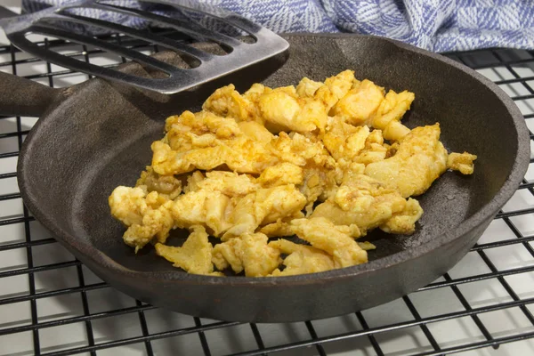 Œufs Brouillés Dans Une Casserole Fonte Une Spatule Sur Support — Photo