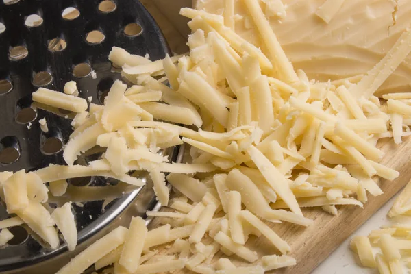 Delicious Grated Irish Organic Mature Cheddar Cheese — Stock Photo, Image