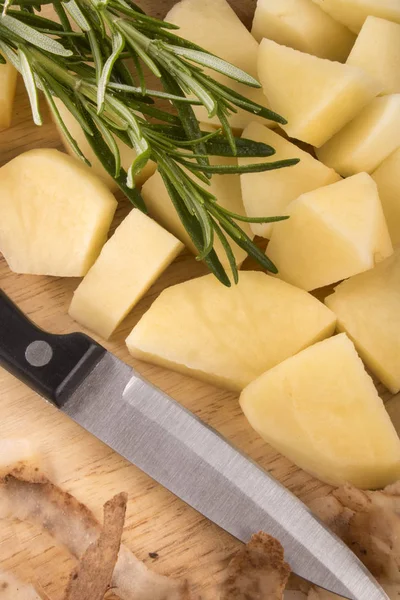 Cubo Muy Pequeño Cortar Patatas Orgánicas Con Romero —  Fotos de Stock