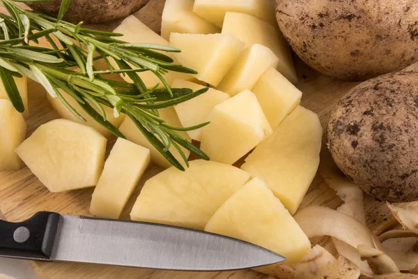 Zeer Kleine Kubus Gesneden Biologische Aardappelen Met Rozemarijn — Stockfoto