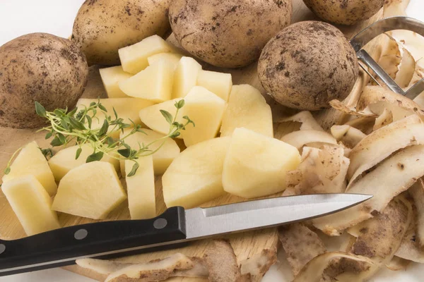 Zeer Kleine Kubus Gesneden Biologische Aardappelen Met Tijm — Stockfoto