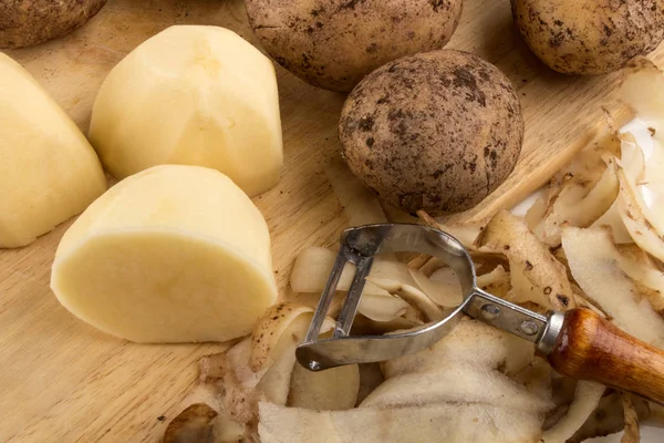 Pommes Terre Biologiques Pelées Crues Sur Une Planche Bois — Photo