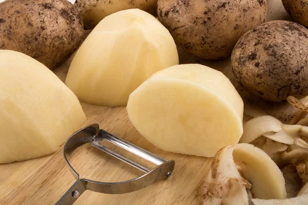 Rauw Geschilde Biologische Aardappelen Een Houten Bord — Stockfoto