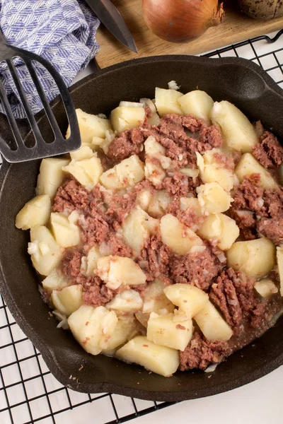 Very Irish Meal Cooked Corned Beef Hash Cast Iron Pan — Stock Photo, Image