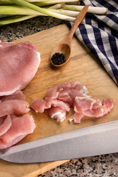 Skär Några Irländska Bacon Träskiva Och Vårlök Bakgrunden — Stockfoto