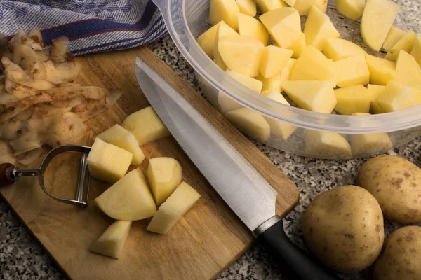 Sbucciare Tagliare Alcune Patate Biologiche Crude Cuocere Vapore Patate — Foto Stock