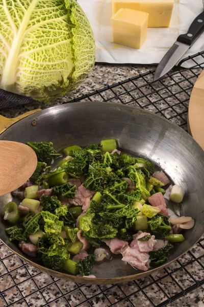 准备一个非常爱尔兰菜与萨沃伊卷心菜和培根在平底锅 — 图库照片