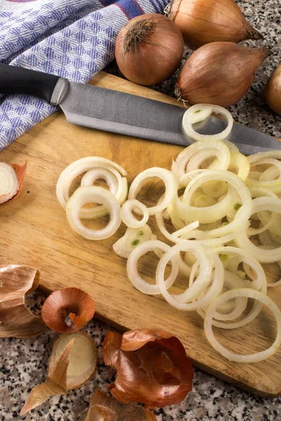 Świeżo Ścięte Surowa Cebula Organic Pierścienie Deska Nóż — Zdjęcie stockowe