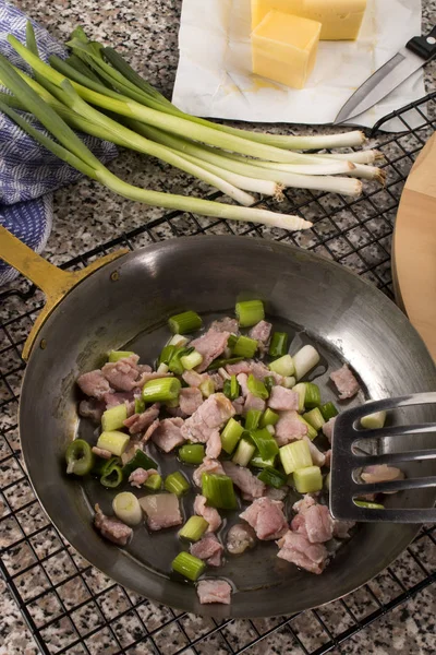 Bacon Grillé Oignon Printemps Dans Une Casserole — Photo