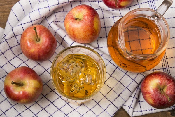 Iskall Hemgjort Apple Juice Ett Glas Med Isbit — Stockfoto