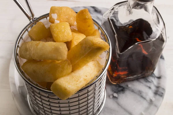 Pommes Frites Servering Korg Serveras Med Malt Vinäger Flaska — Stockfoto