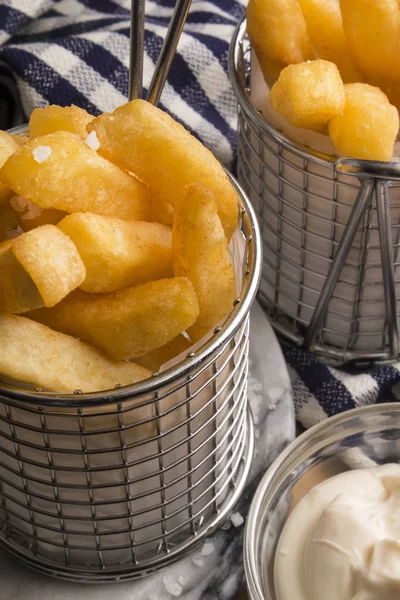 Pommes Servierkorb Serviert Mit Hausgemachter Mayonnaise — Stockfoto