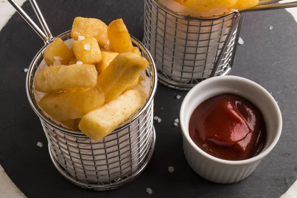 Batatas Fritas Uma Cesta Serviço Servido Com Ketchup Caseiro Picante — Fotografia de Stock