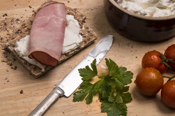 Healthy Breakfast Crispbread Quark Parsley Smoked Ham Wooden Board — Stock Photo, Image