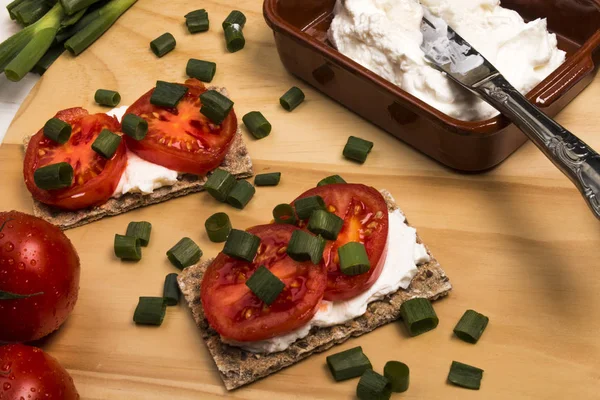 Healthy Vegetarian Breakfast Crispbread Quark Tomatoes Spring Onions Wooden Board — Stock Photo, Image