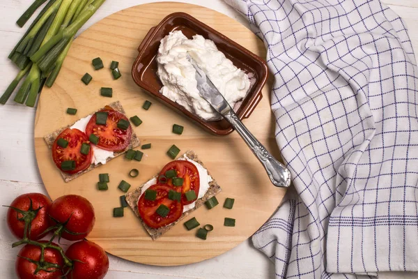 健康和素食早餐 配上木板上的脆面包 西红柿和葱 — 图库照片