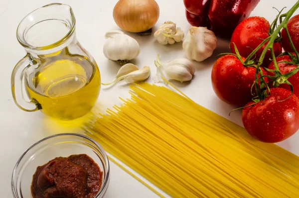 Ingredienser för att göra en läcker ekologisk tomatsås med spaghe — Stockfoto