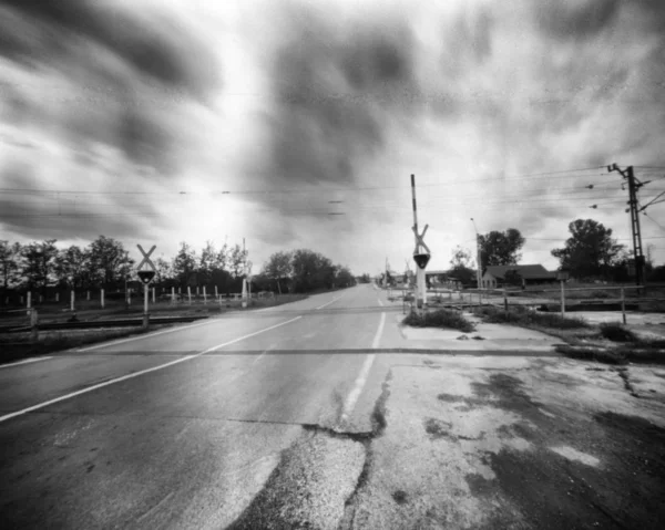 열린 장벽이있는 철도 횡단, 흑백 핀홀 포 스톡 사진