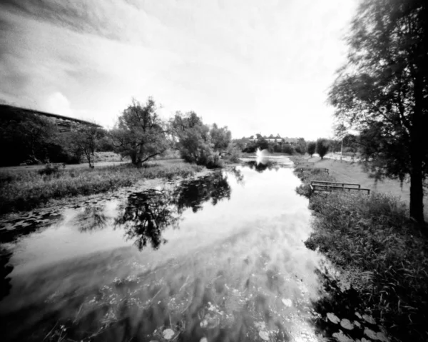 River Erne és fák tavasszal, fekete-fehér lyukas fot — Stock Fotó