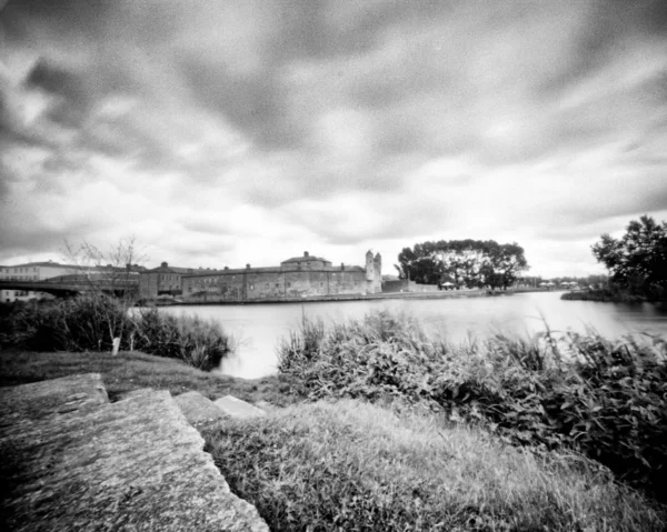Fiume Erne e castello di Enniskillen in estate, in bianco e nero Immagine Stock